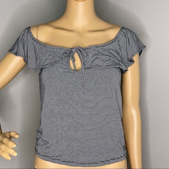 Guess Sandrine Off Shoulder Black and White Striped Ruffled Keyhole Blouse Sz S - Picture 5 of 13